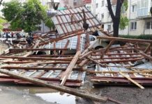 Acoperișuri smulse și copaci căzuți pe străzi, în Timișoara