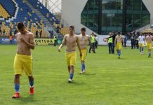 Jucători dezbrăcaţi pe teren de galerie, în Liga 2