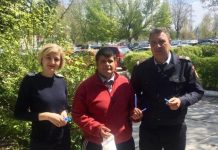 Tânărul din Târgu Jiu care vinde pixuri pentru a se opera la ochi