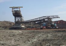 Bunoaica: Vor muta piese de pe un excavator pe altul