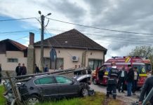 A rupt stâlpul de beton, cu mașina