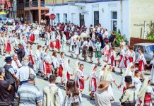 Sărbătoare la Peștișani. Începe Festivalul Cântecului, Jocului și Portului Popular!