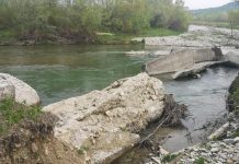 Delăsare. Blocuri de beton abandonate în râu de 5 ani