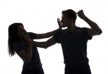 Dosar penal pentru că a lovit o femeie