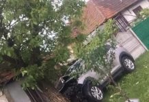 FOTO. Accident la Scoarța! Un SUV a intrat intr-un copac