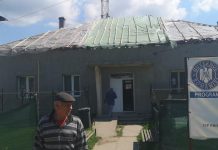 Pacienți consultați într-un dispensar fără acoperiș