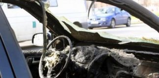 Un bărbat a fost reținut pentru 24 de ore fiindcă a incendiat o mașină parcată într-o curte!