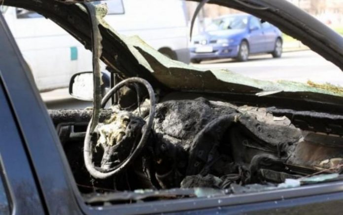 Un bărbat a fost reținut pentru 24 de ore fiindcă a incendiat o mașină parcată într-o curte!