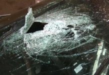 Patru tineri reținuți după distrugerea unei mașini