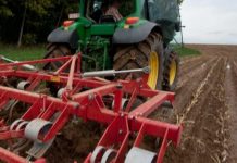 Lucrează în week-end pentru ca fermierii gorjeni să nu piardă bani europeni