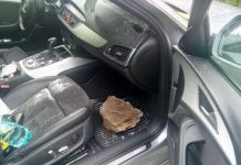 O piatră uriașă le-a spart parbrizul în mers