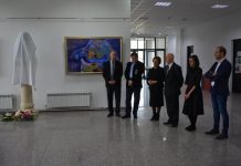 Bustul lui Nicolae Mischie, în holul universității