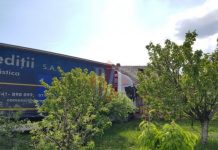 I s-a făcut rău și a intrat cu TIR-ul într-o casă