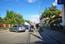 FOTO. DE TOT RÂSUL! Se întâmplă în Tg-Jiu: un BMW a căzut dintr-o căruță si a lovit un Audi!