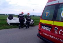 O șoferiță s-a răsturnat cu mașina, după ce a „ratat” curba