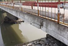 Pod realizat în urmă cu 5 ani, plin de crăpături. Spaimele localnicilor