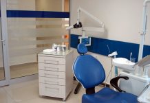 Propunerea unui medic pentru o adolescentă de 16 ani: Sex în birou. Patru zile pe săptămână. 100 de dolari pe oră. Plus servicii stomatologice nelimitate