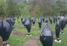 BĂTAIE DE JOC: Ungurii au acoperit cu saci de gunoi crucile eroilor români din cimitirul Valea Uzului!!!