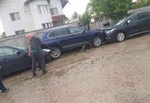 A distrus trei mașini parcate