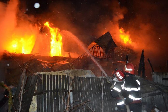 Incendiu puternic la o gospodărie din județul Argeș. Două persoane și-au pierdut viața