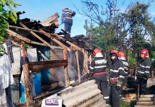 Acoperiș mistuit de flăcări, în urma unui incendiu provocat de un scurtcircuit