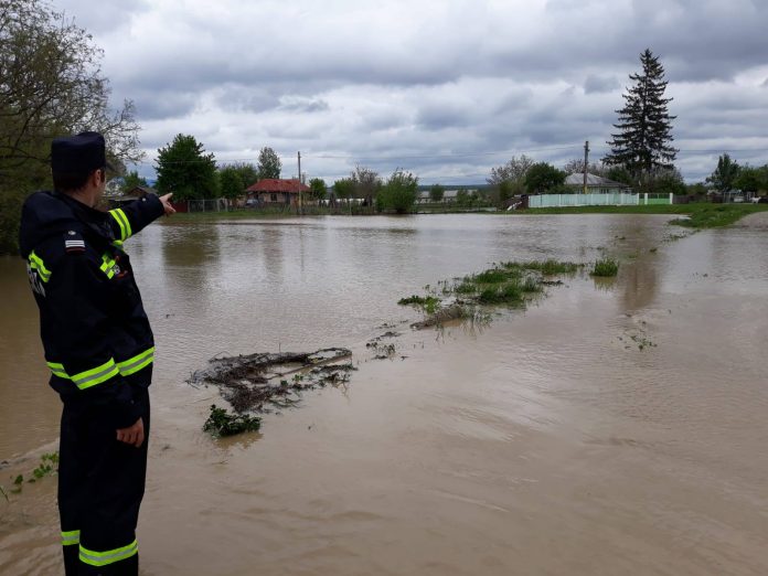 Cod portocaliu de inundații pe râurile din șase județe