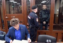 Cei doi fotbaliști care au bătut un politician rus au fost închişi în cuşti de sticlă şi păziţi de paznici înarmaţi, pe durata audierilor