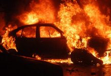 I-a dat FOC mașinii chiar în curtea casei!