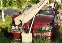 Așa poate arăta MOARTEA! A intrat cu mașina într-un stâlp de electricitate, în timp ce făcea drifturi pe Insuliță. Dacă în Tg-Jiu ar exista Poliție Locală și Instituția Primarului, le-ar fi dat STOP JOC tinerilor teribiliști!