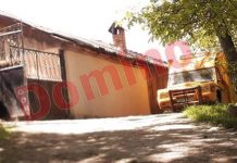 Bun UITAT în curtea unui salariat! Microbuz școlar dezafectat, parcat acasă la șoferul primăriei