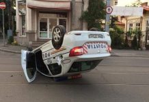 Poliţist băut, răsturnat cu maşina Poliţiei în urma unui accident. Colegii bărbatului au început cercetările | FOTO
