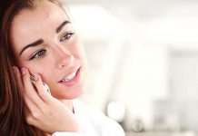 Atenție! Telefonul mobil vă produce acnee, iată principalele cauze ale unui ten stricat!