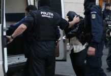 Doi scandalagii reținuți de polițiști