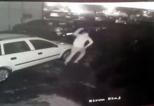 Tineri FILMAȚI într-o parcare din Târgu Jiu în timp ce vandalizează mai multe mașini! VIDEO