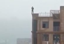 VIDEO ȘOCANT: Un bărbat s-a urcat pe o clădire să își facă un selfie și a căzut în gol