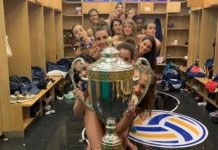 Au pozat goale în spatele trofeului