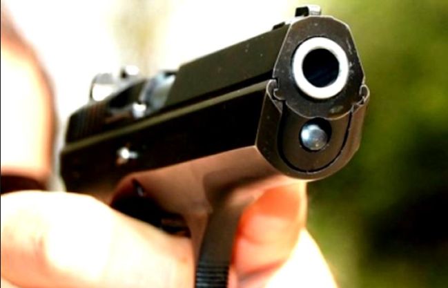 Un individ a tras cu pistolul către un polițist și un jandarm, în Gorj