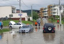 După ploaia torențială de marți după-amiază – Numeroase gospodării din Târgu-Jiu și mașini, sub ape!