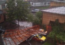 Mașini avariate din cauza furtunii