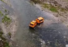 Autoșenilata din fibră de plastic și cauciuc care se deplasează pe apă