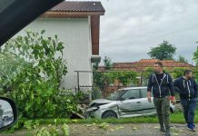 FOTO: O mașină a intrat într-un copac, la Arcani!