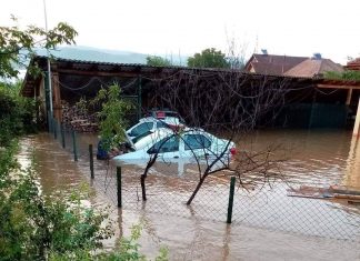 Gospodării inundate la Tismana