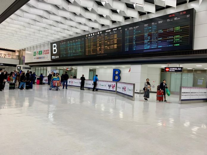 Părinții copiilor abandonați pe aeroporturile din Milano și Tokyo dau în judecată asociația care a organizat taberele. Ultima reacție a organizatorilor: „Toate proiectele sunt suspendate”