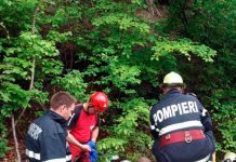 Pompierii, chemați să salveze un bărbat care, de beat ce era, a „derapat” într-un șant