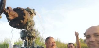 Bazin cu apă termală, improvizat într-un sat din Gorj. Oltenii au transformat o sondă de gaz dezafectată în loc de agrement / FOTO