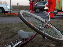 Un bărbat s-a rănit după ce a căzut beat cu bicicleta