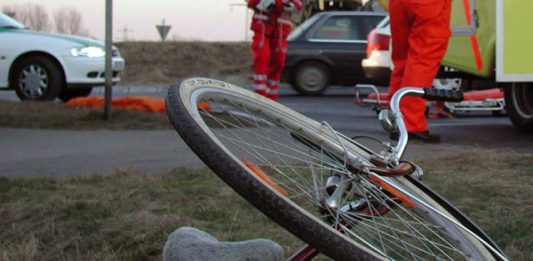 Un bărbat s-a rănit după ce a căzut beat cu bicicleta