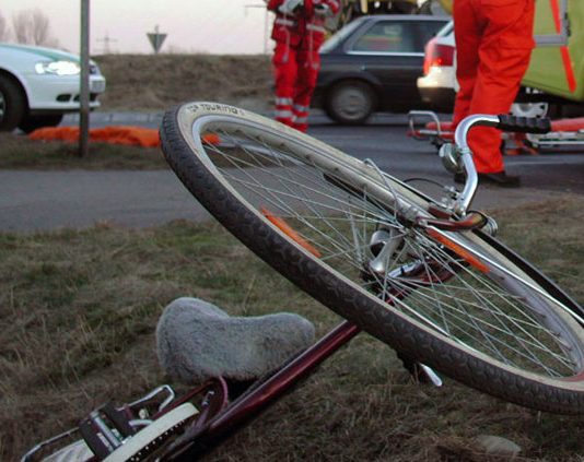 Un bărbat s-a rănit după ce a căzut beat cu bicicleta