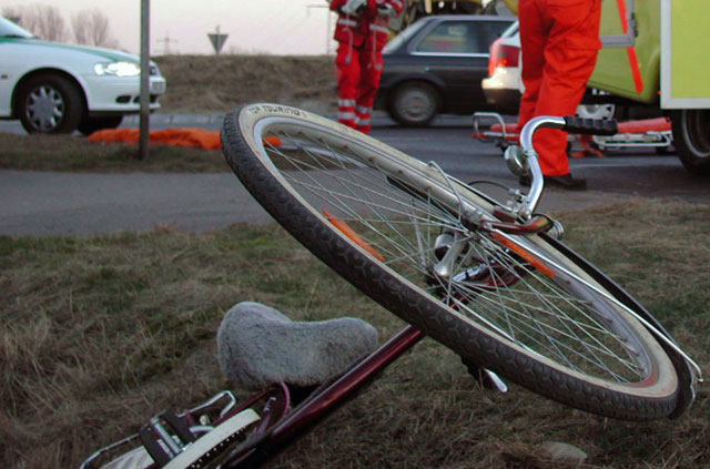 Un bărbat s-a rănit după ce a căzut beat cu bicicleta