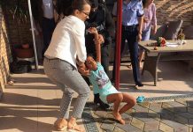 Video: Fetiță de 9 ani luată cu forța din casa în care a crescut. Copilul țipă din răsputeri